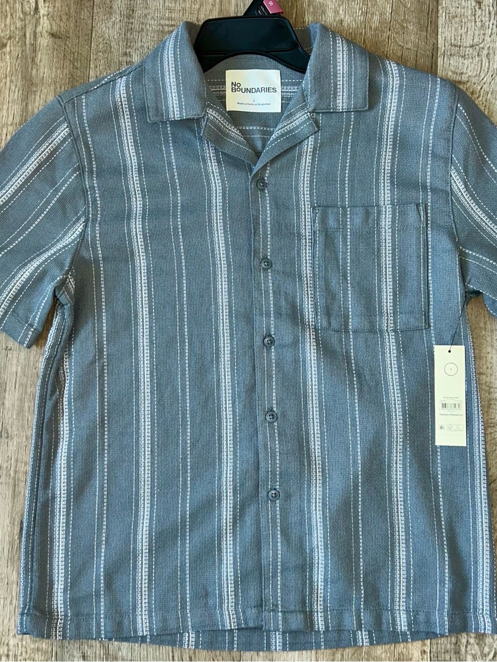 No Boundaries Men’s Gray Blue Vertical Stripe Short-Sleeve Button-Up Shirt